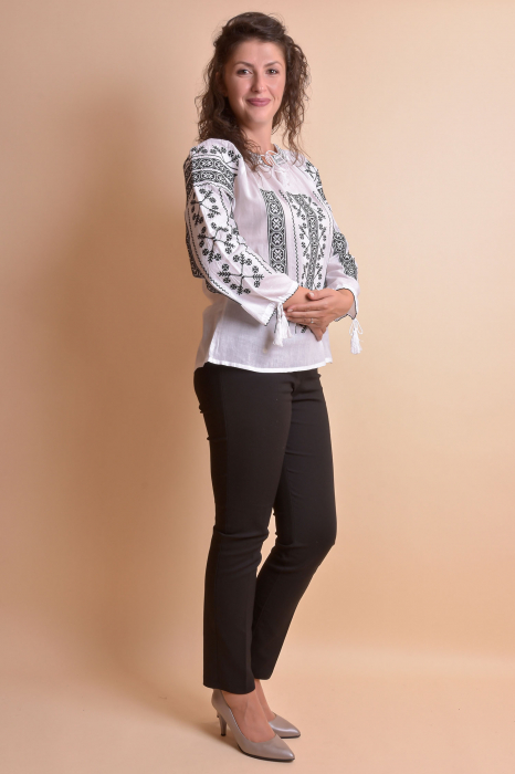 Ie traditionala alba cu motiv geometric negru Petra 03 - maneca lunga [9]