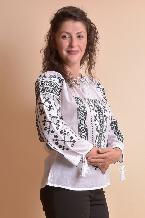 Ie traditionala alba cu motiv geometric negru Petra 03 - maneca lunga [3]