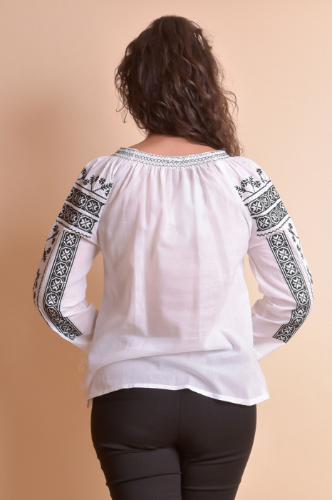 Ie traditionala alba cu motiv geometric negru Petra 03 - maneca lunga [5]