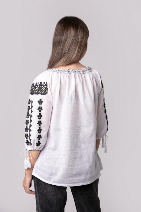 Ie traditionala alba cu motiv geometric negru Gilda [3]