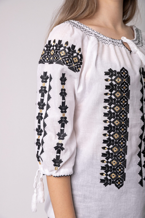 Ie traditionala alba cu motiv geometric negru Gilda [2]