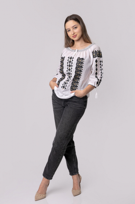 Ie traditionala alba cu motiv geometric negru Gilda [4]
