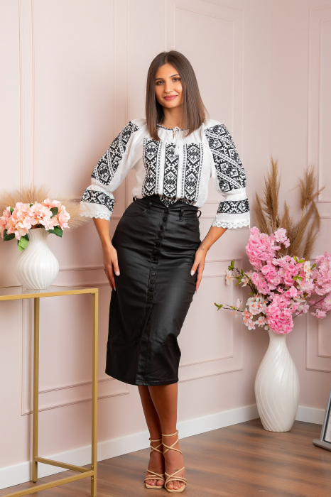 Ie traditionala alba cu motiv geometric negru Ina 04 [4]