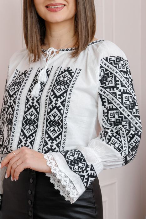Ie traditionala alba cu motiv geometric negru Ina 05 [2]