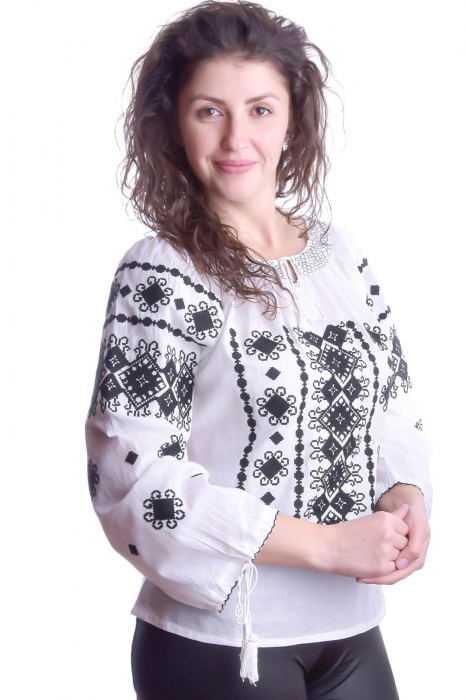 Ie traditionala alba cu motiv geometric negru Dorina 04 [3]