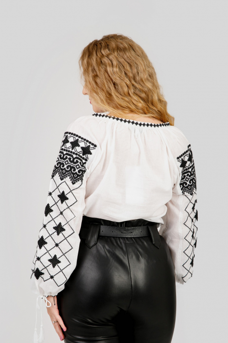 Ie traditionala alba cu motiv geometric negru Luiza 01 [3]