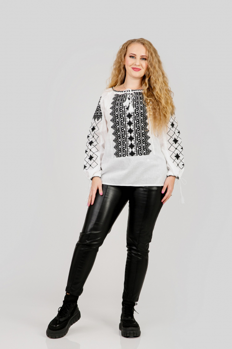 Ie traditionala alba cu motiv geometric negru Luiza 01 [4]