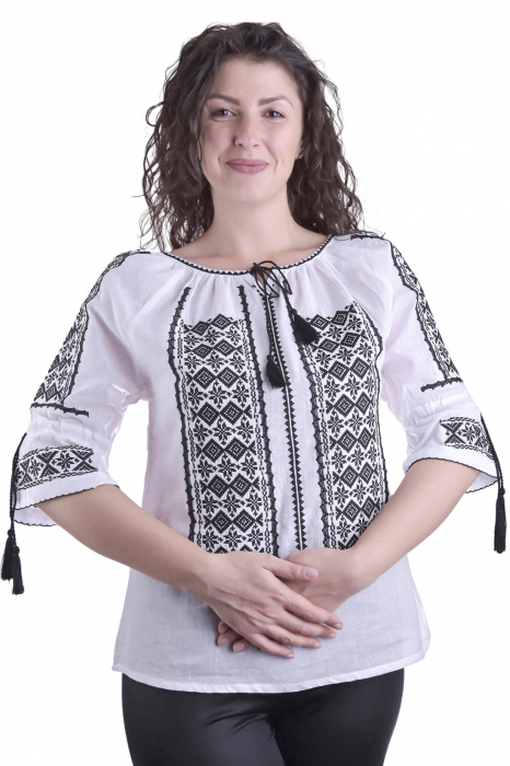 Ie traditionala alba cu motiv geometric negru Ofelia 01