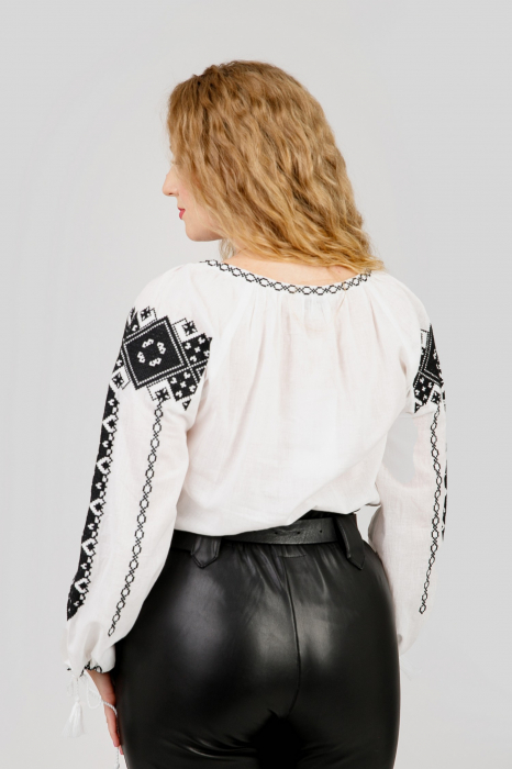 Ie traditionala alba cu motiv geometric negru Paula 01 [3]