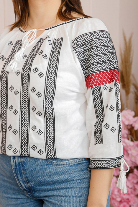Ie traditionala alba cu motiv geometric negru Renata [2]