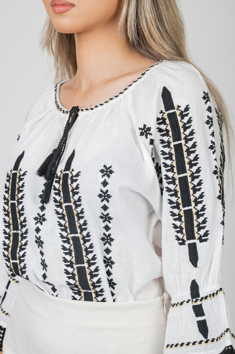 Ie traditionala alba cu motiv geometric negru Viviana 03 [2]