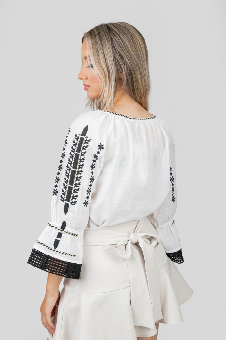 Ie traditionala alba cu motiv geometric negru Viviana 03 [3]