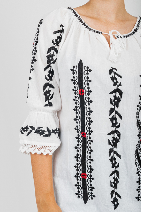 Ie traditionala alba cu motiv geometric negru Viviana 04 [2]