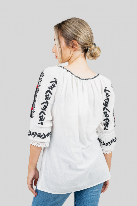 Ie traditionala alba cu motiv geometric negru Viviana 04 [3]