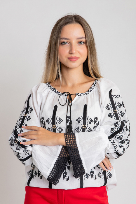 Ie traditionala alba cu motiv geometric negru Viviana 01