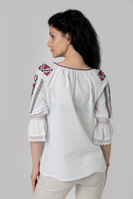 Ie traditionala alba cu motiv geometric rosu Malvina 03 [3]