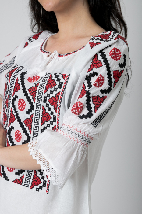 Ie traditionala alba cu motiv geometric rosu Malvina 03 [2]