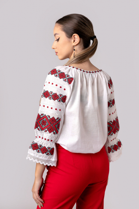 Ie traditionala alba cu motiv geometric rosu Ernestina 03 [3]
