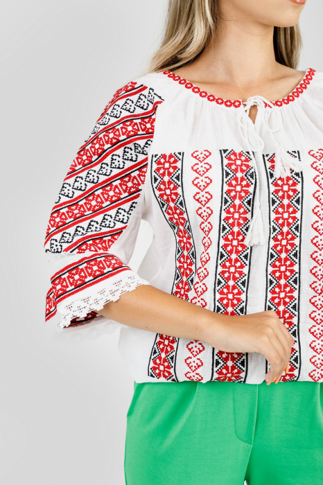 Ie traditionala alba cu motiv geometric rosu Aurora 02 [2]
