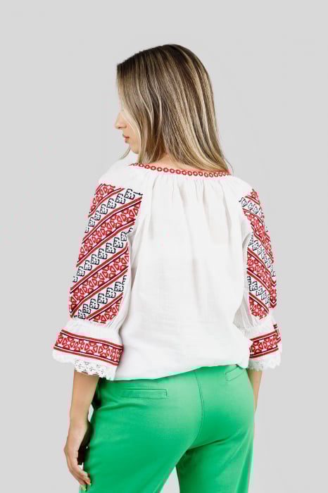 Ie traditionala alba cu motiv geometric rosu Aurora 02 [3]