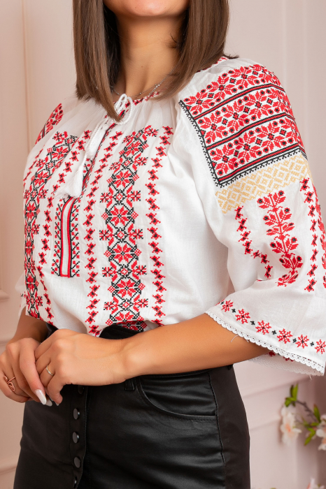 Ie traditionala alba cu motiv geometric rosu Calina [2]