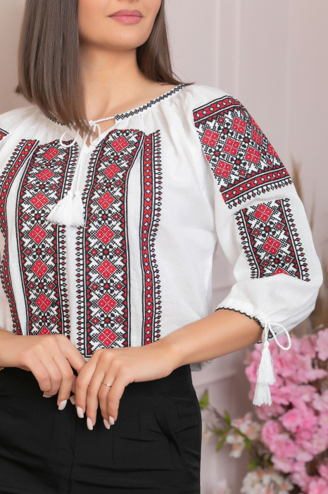 Ie traditionala alba cu motiv geometric rosu Carmina [2]
