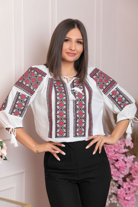 Ie traditionala alba cu motiv geometric rosu Carmina