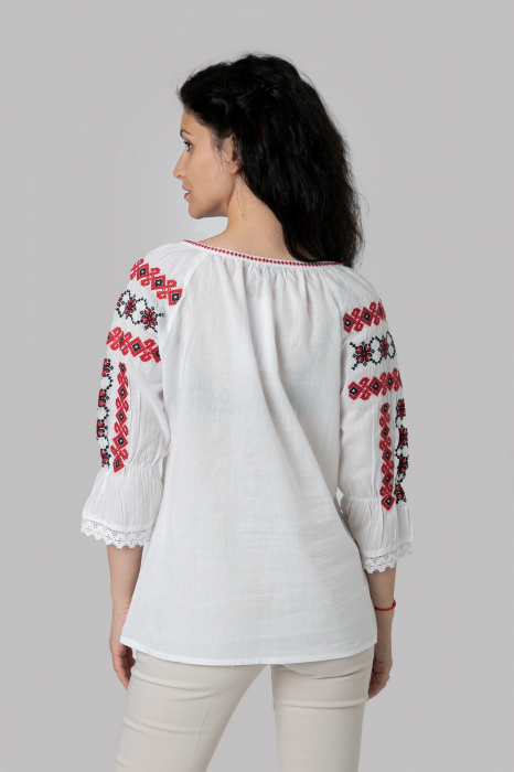 Ie traditionala alba cu motiv geometric rosu Denisa [3]