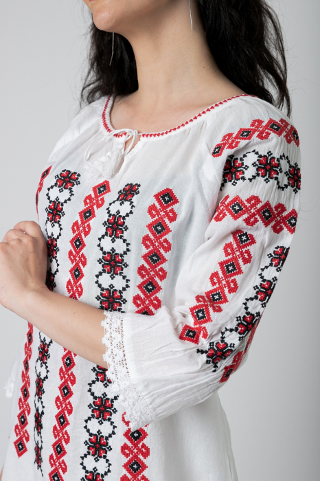 Ie traditionala alba cu motiv geometric rosu Denisa [2]