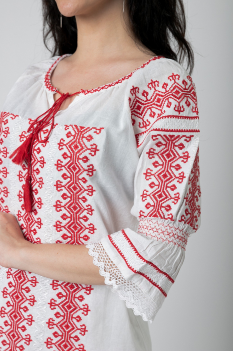 Ie traditionala alba cu motiv geometric rosu Doris [2]