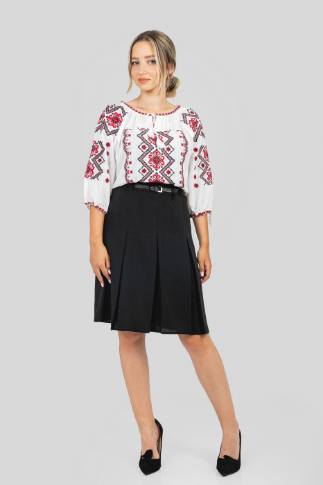 Ie traditionala alba cu motiv geometric rosu Erica 02 [4]