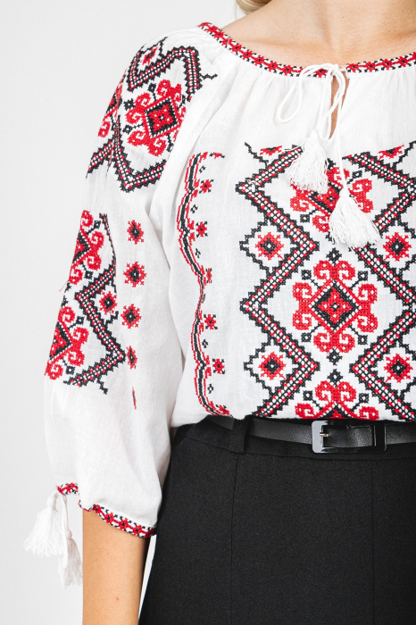 Ie traditionala alba cu motiv geometric rosu Erica 02 [2]