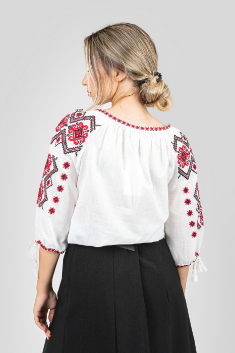 Ie traditionala alba cu motiv geometric rosu Erica 02 [3]