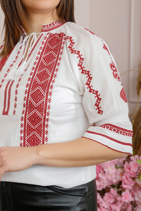 Ie traditionala alba cu motiv geometric rosu Giulia 02 [2]
