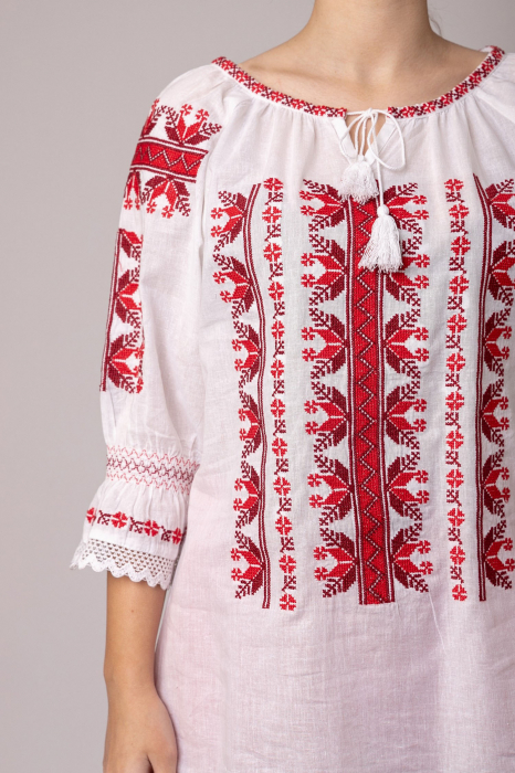 Ie traditionala alba cu motiv geometric rosu Despina 02 [2]