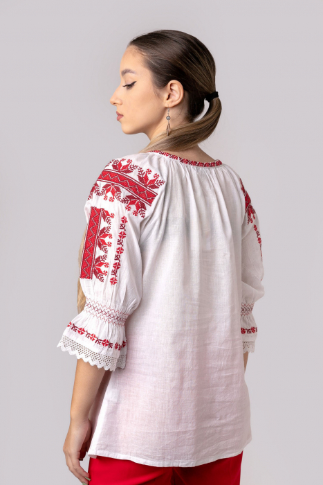 Ie traditionala alba cu motiv geometric rosu Despina 02 [3]