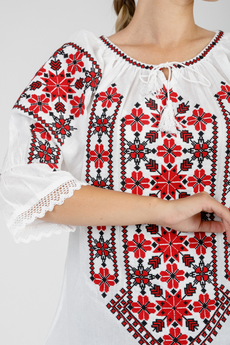 Ie traditionala alba cu motiv geometric rosu Letitia 01 [2]