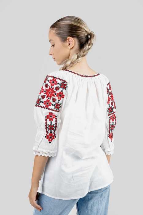 Ie traditionala alba cu motiv geometric rosu Letitia 01 [3]