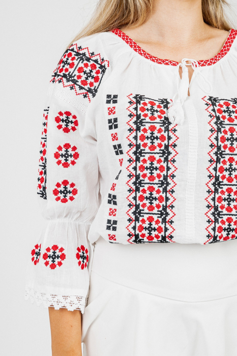 Ie traditionala alba cu motiv geometric rosu Lorelai 02 [2]