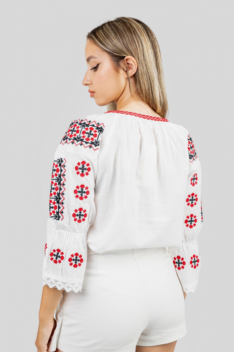 Ie traditionala alba cu motiv geometric rosu Lorelai 02 [3]