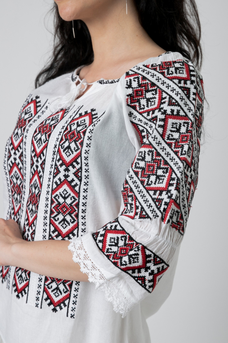 Ie traditionala alba cu motiv geometric rosu Ina 03 [2]