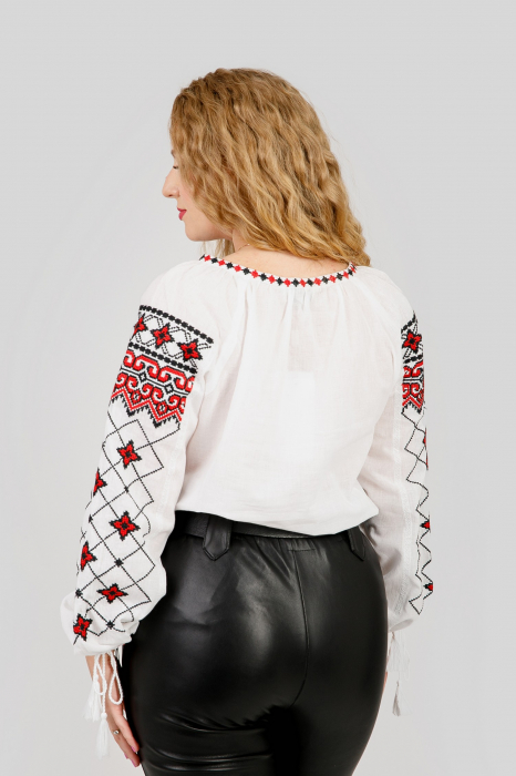 Ie traditionala alba cu motiv geometric rosu Luiza 02 - maneca lunga [4]