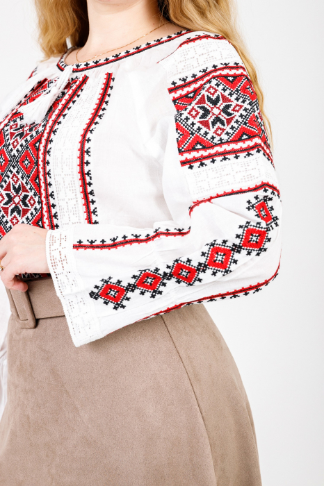 Ie traditionala alba cu motiv geometric rosu Paraschiva 05 - maneca lunga [2]