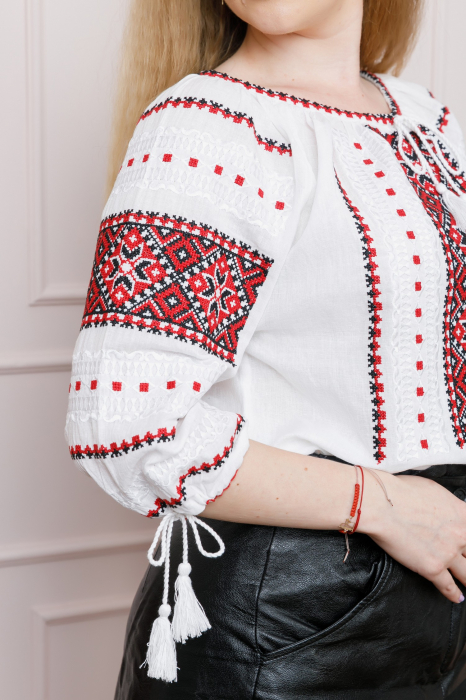 Ie traditionala alba cu motiv geometric rosu Paraschiva 06 [3]