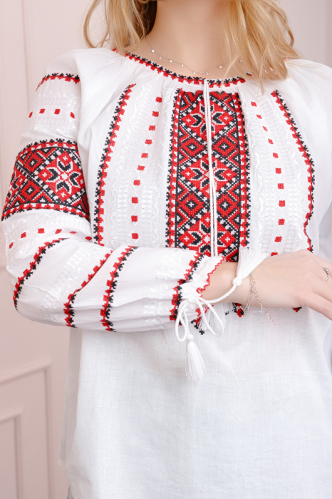 Ie traditionala alba cu motiv geometric rosu Paraschiva 09 [2]