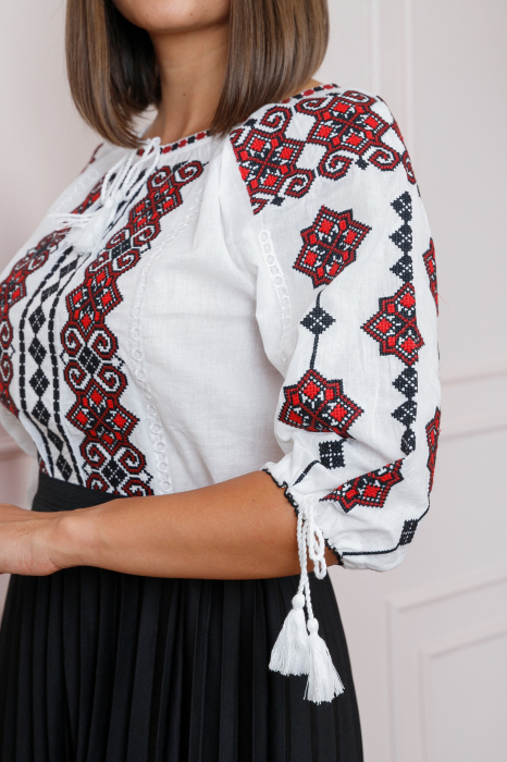 Ie traditionala alba cu motiv geometric rosu Hermina 02 [2]