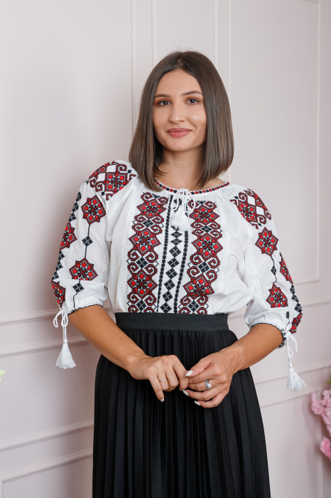 Ie traditionala alba cu motiv geometric rosu Hermina 02 [3]