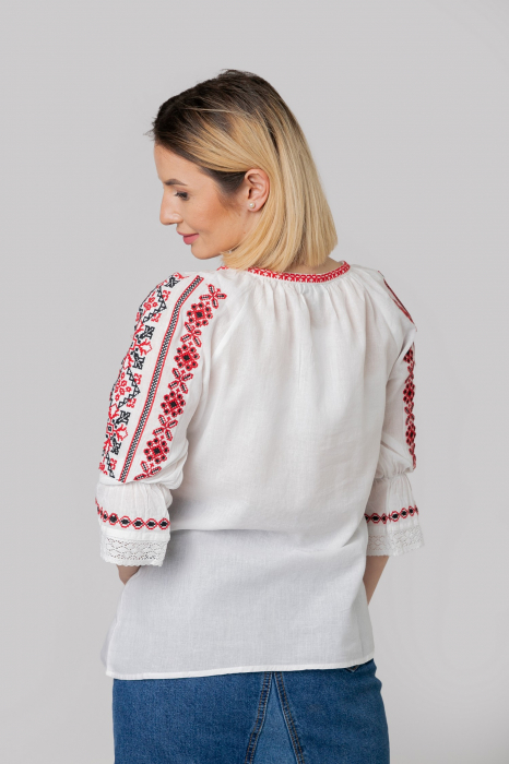Ie traditionala alba cu motiv geometric rosu Sara 01 [3]