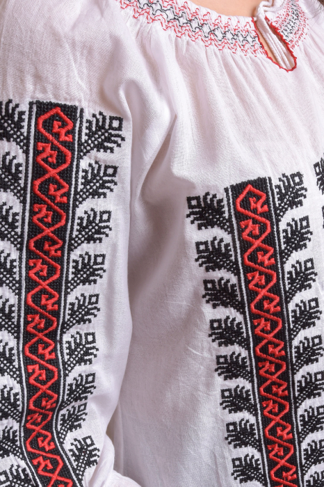 Ie traditionala alba cu motiv geometric rosu Cezara 02 [5]