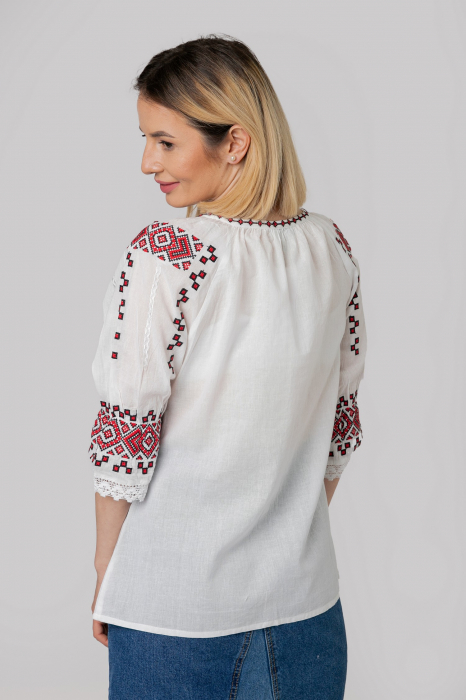 Ie traditionala alba cu motiv geometric rosu Xenia [3]